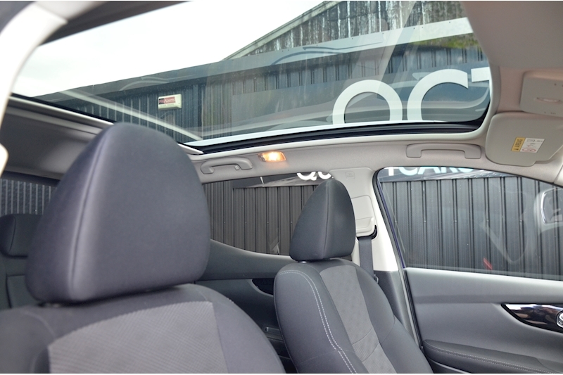 Nissan Qashqai N-Connecta 1.6 dci + Xtronic Auto + Panoramic Rood Image 9