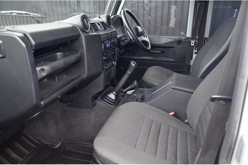 Land Rover Defender 110 Defender 110 2.4 Manual Image 2