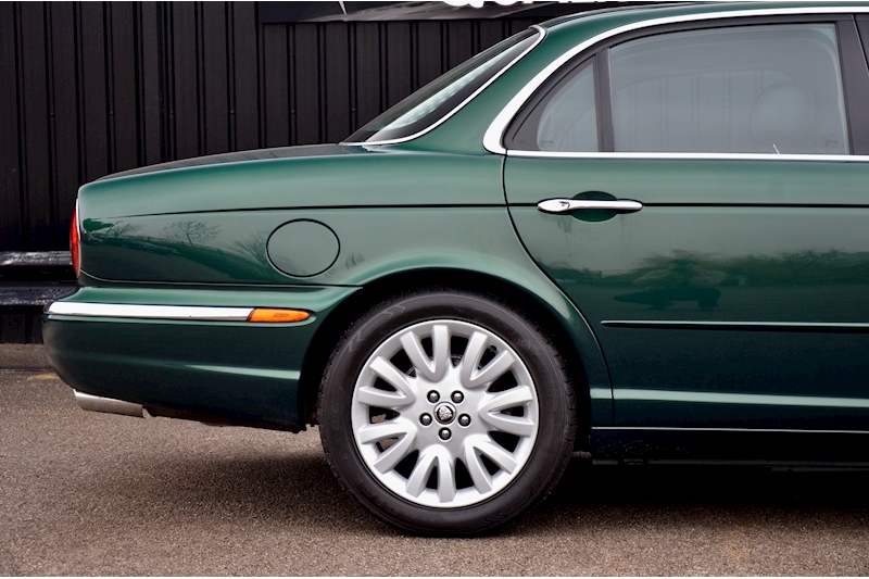 Jaguar XJ6 SE 3.0 V6 SE + Jaguar Racing Green + Previously Supplied by Ourselves Image 13