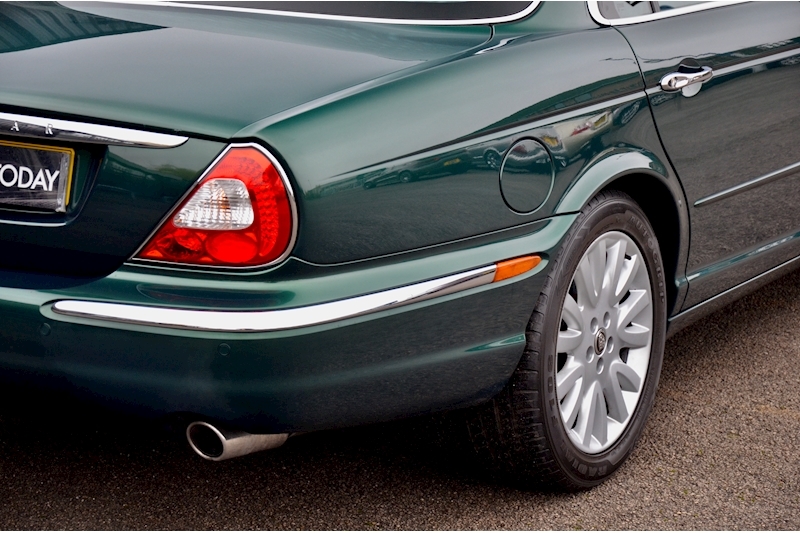 Jaguar XJ6 SE 3.0 V6 SE + Jaguar Racing Green + Previously Supplied by Ourselves Image 12