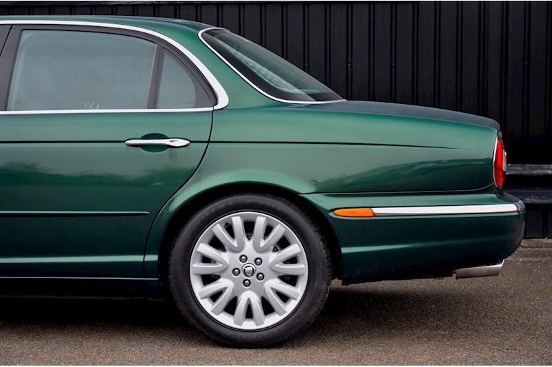 Jaguar XJ6 SE 3.0 V6 SE + Jaguar Racing Green + Previously Supplied by Ourselves Image 19