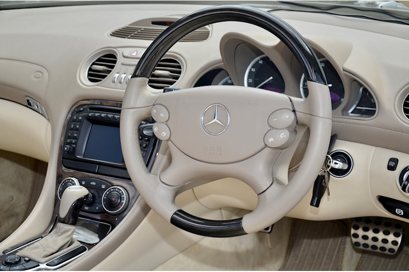 Mercedes-Benz SL 350 Panoramic Roof + AMG Wheels + BOSE + Black Ash Wood Image 19