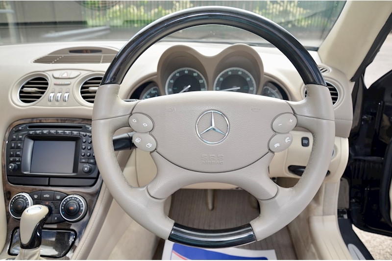 Mercedes-Benz SL 350 Panoramic Roof + AMG Wheels + BOSE + Black Ash Wood Image 24