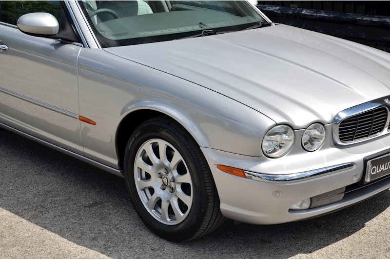 Jaguar XJ6 3.0 V6 Automatic + 2 Former Keepers Image 13