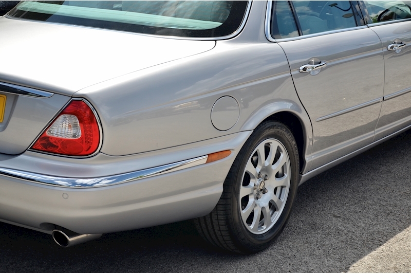 Jaguar XJ6 3.0 V6 Automatic + 2 Former Keepers Image 10