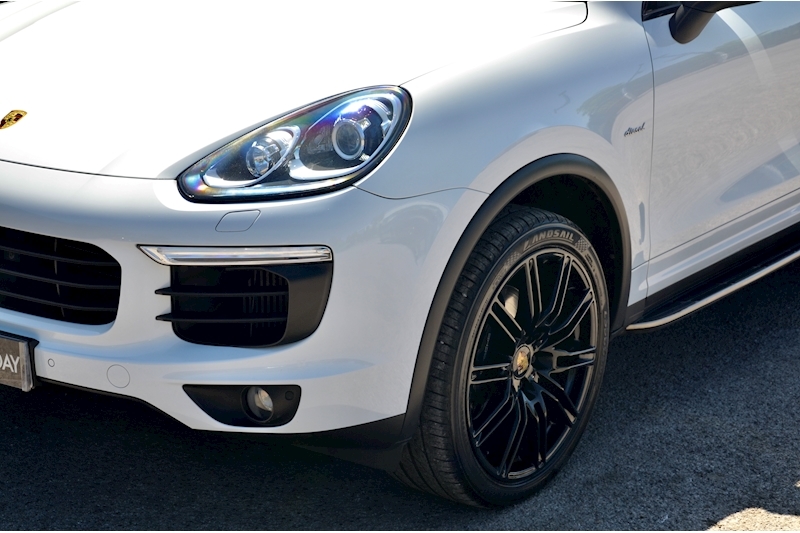 Porsche Cayenne Panoramic Roof + Air Suspension + Over £15k in Cost Options Image 29