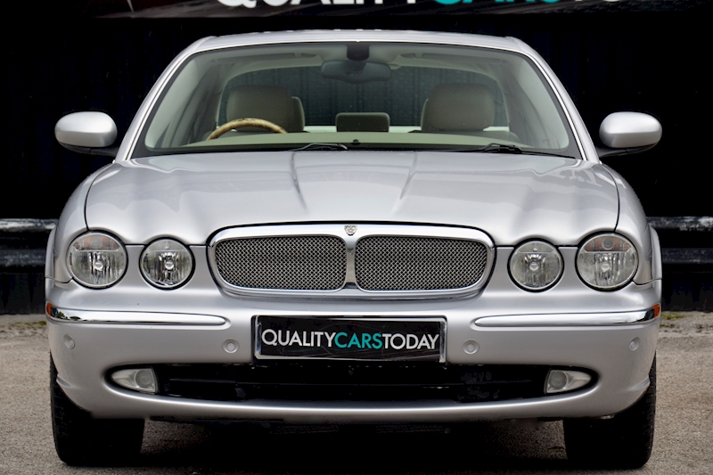 Jaguar xj8 xj8 4.2 4dr Saloon Automatic petrol Image 3