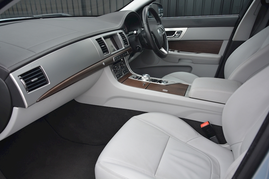 Jaguar Xf 3.0 V6 Diesel Luxury XF 3.0 Luxury Image 24