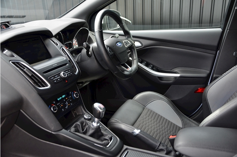 Ford Focus ST ST-2 2.0 Manual Image 8