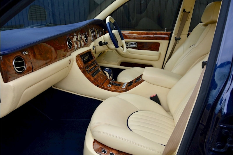 Bentley Arnage 4.4 V8 Arnage 4.4 V8 V8 4.4 4dr Saloon Automatic Petrol Image 2
