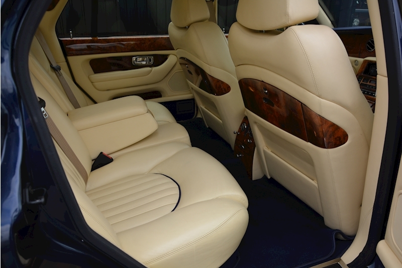 Bentley Arnage 4.4 V8 Arnage 4.4 V8 V8 4.4 4dr Saloon Automatic Petrol Image 21