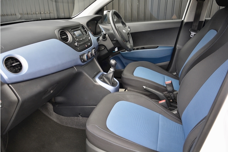 Hyundai I10 I10 Premium 1.2 5dr Hatchback Manual Petrol Image 2