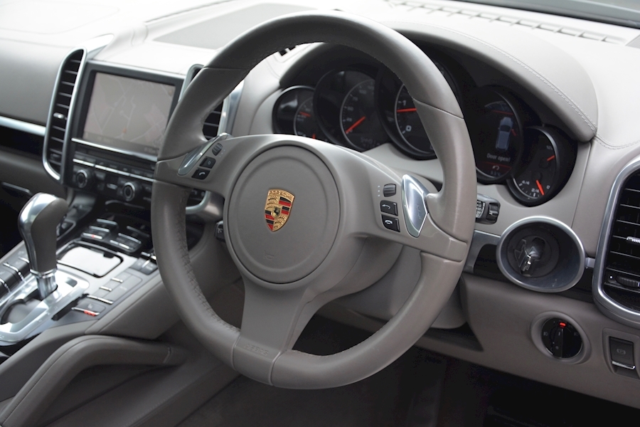 Porsche Cayenne 3.0D V6 *Massive Spec + £20k Options + FPSH* Image 43