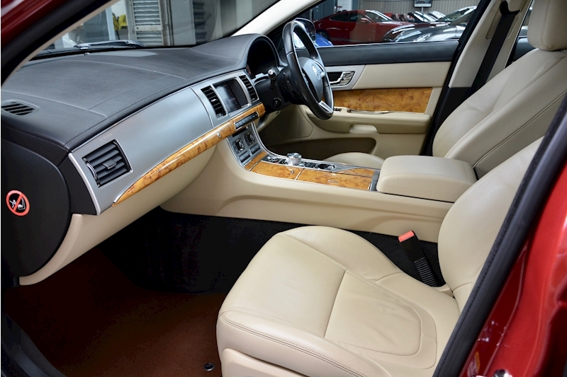 Jaguar Xf Xf D V6 Luxury 3.0 4dr Saloon Automatic Diesel Image 1
