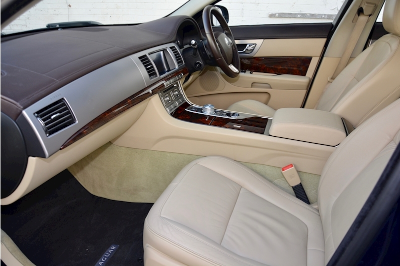 Jaguar Xf 3.0 V6 Luxury 1 Former Keeper + Beautiful Spec Image 2