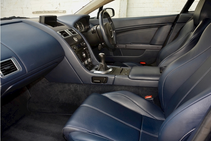 Aston Martin Vantage Vantage V8 4.3 3dr Hatchback Manual Petrol Image 2