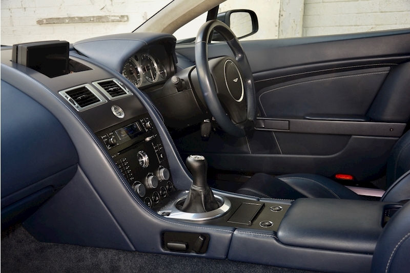 Aston Martin Vantage Vantage V8 4.3 3dr Hatchback Manual Petrol Image 39
