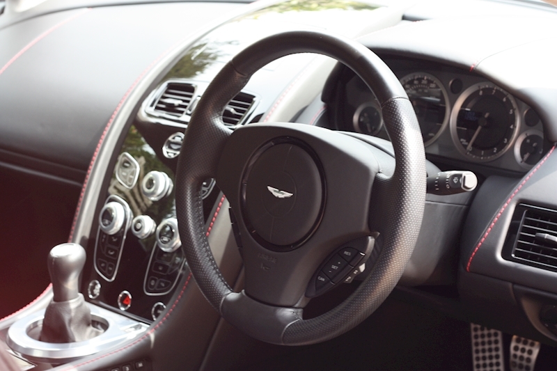 Aston Martin Vantage V8 - Large 29