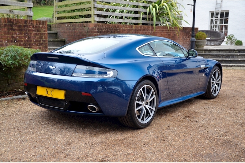 Aston Martin Vantage V8 S - Large 2