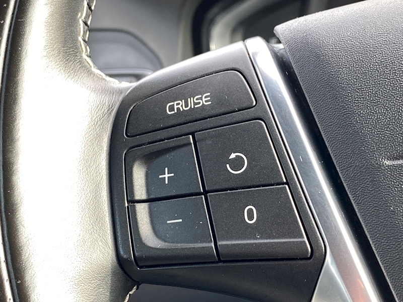 Volvo XC60 R-Design Nav 4WD 2.4 5dr SUV Geartronic Diesel