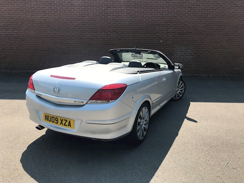 Vauxhall Astra Twin Top Design - Large 1