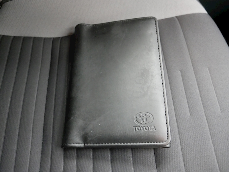 Toyota 1.8 VVT-h Design Hatchback 5dr Petrol Hybrid CVT (s/s) (136 ps)