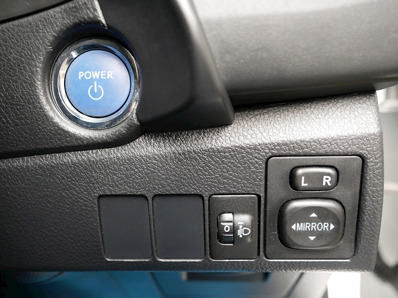 Toyota 1.8 VVT-h Design Hatchback 5dr Petrol Hybrid CVT (s/s) (136 ps)