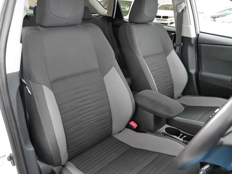 Toyota 1.8 VVT-h Design Hatchback 5dr Petrol Hybrid CVT (s/s) (136 ps)