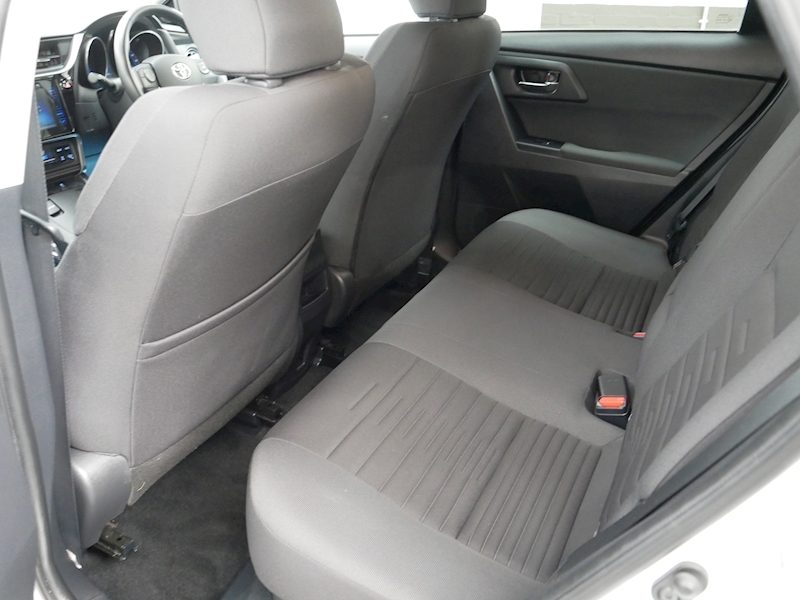 Toyota 1.8 VVT-h Design Hatchback 5dr Petrol Hybrid CVT (s/s) (136 ps)