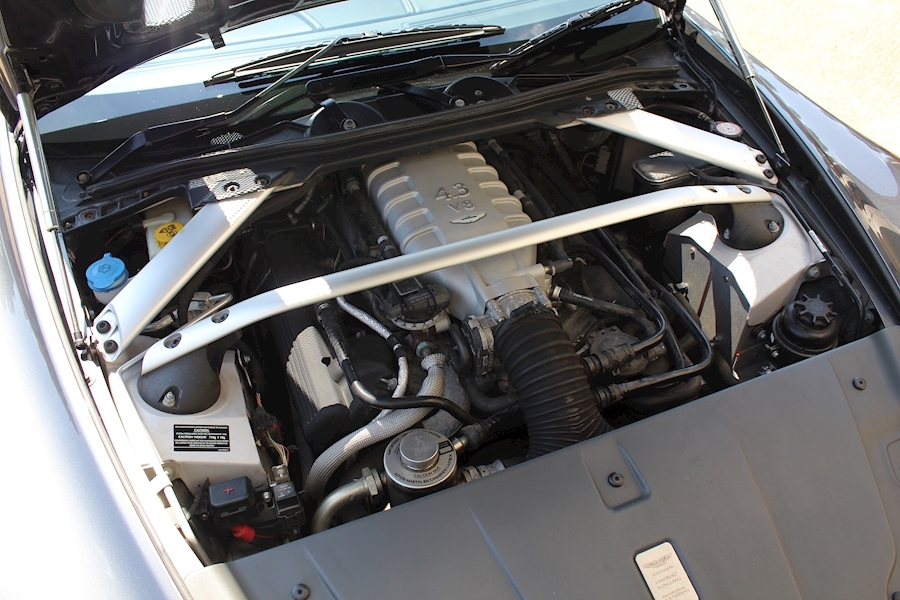 Aston Martin Vantage V8 Roadster - Large 41