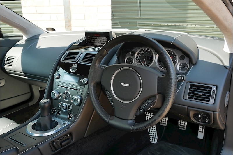 Aston Martin Vantage V8 - Large 11