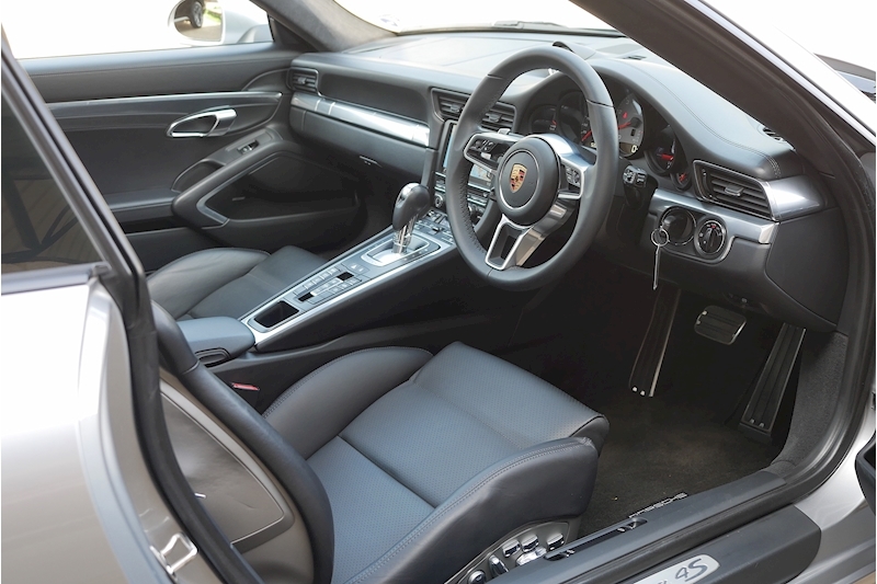 Porsche 911 991 Carrera 4S - Large 10