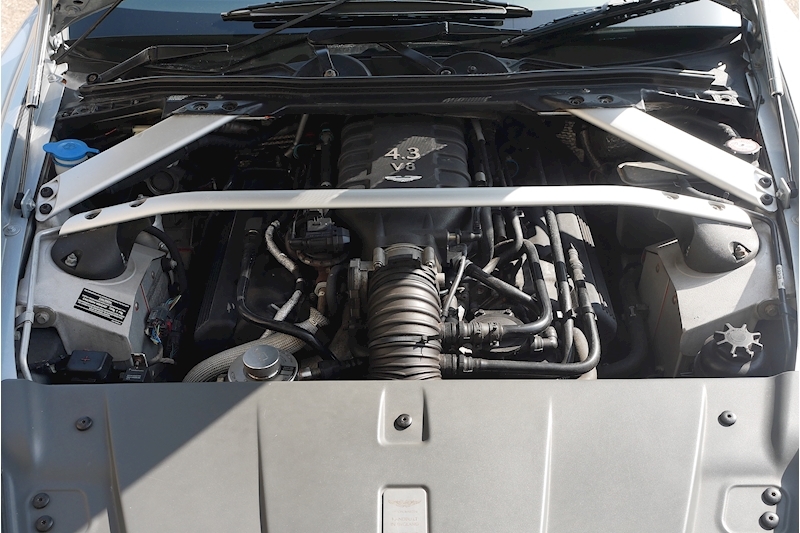 Aston Martin Vantage V8 - Large 33