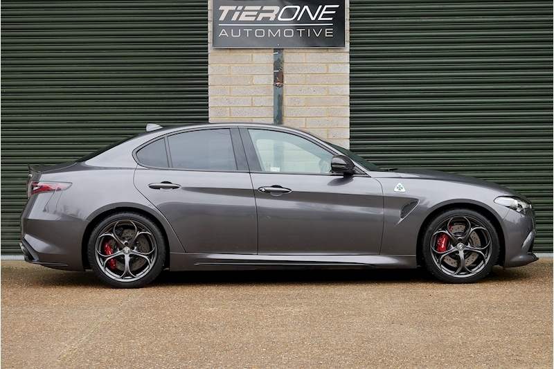 Alfa Romeo Giulia V6 Bi-Turbo Quadrifoglio - Large 2