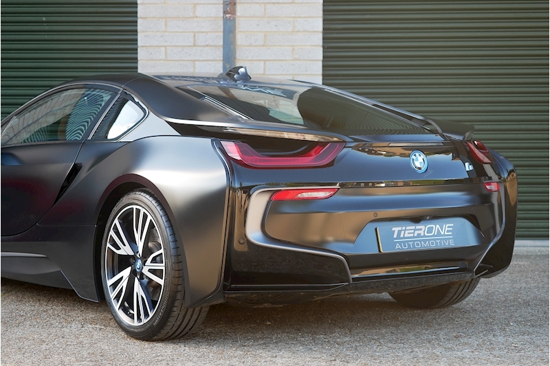 BMW i8 Protonic Frozen Black Edition - Large 33