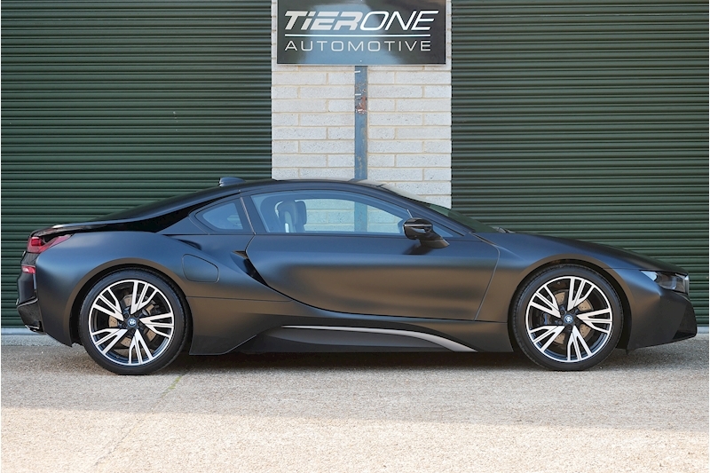 BMW i8 Protonic Frozen Black Edition - Large 2