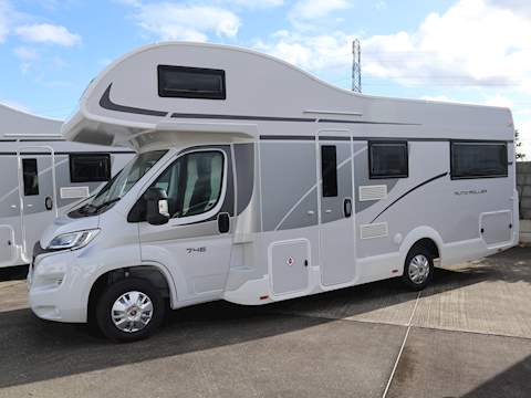 Rollerteam Autoroller 746 Motorhome - N1345