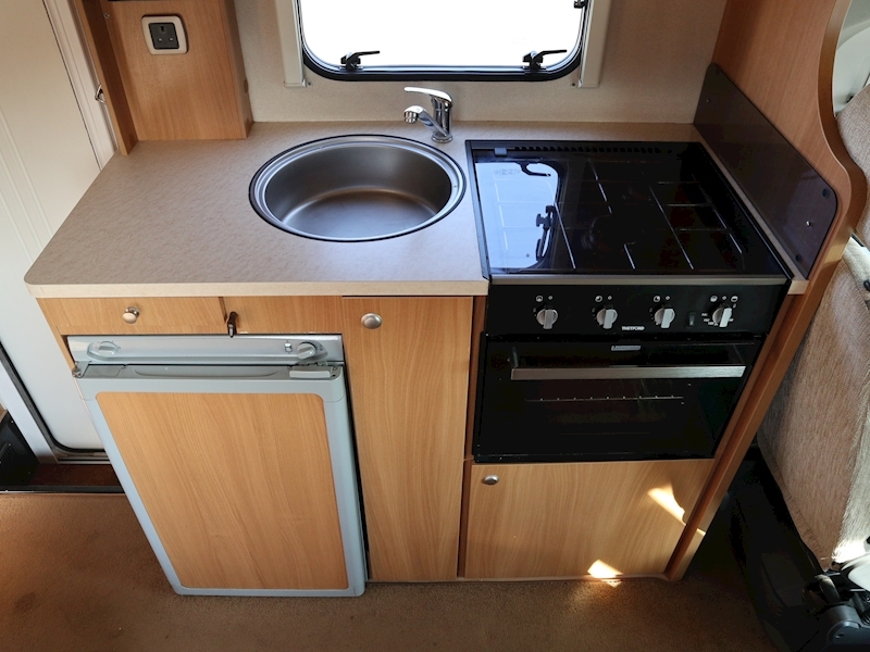Swift Escape 2009 686 - Large 13