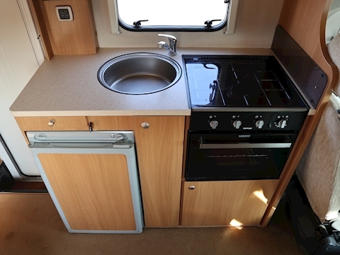 Swift Escape 2009 686 - Large 13