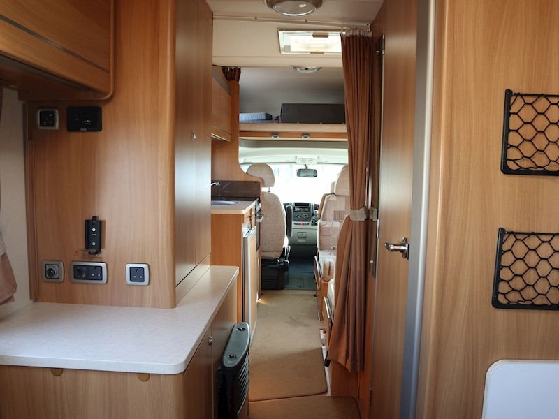 Swift Escape 2009 686 - Large 18