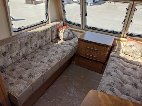 Bailey Pageant Champagne - U1454