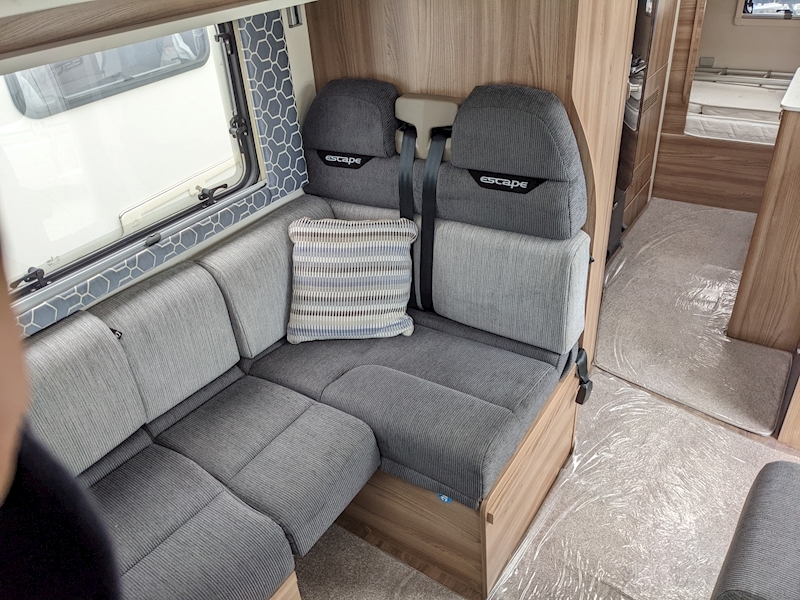 Swift Escape 2017 695 - Large 11