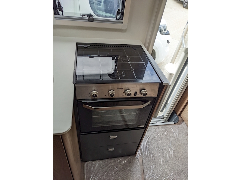 Swift Escape 2017 695 - Large 14