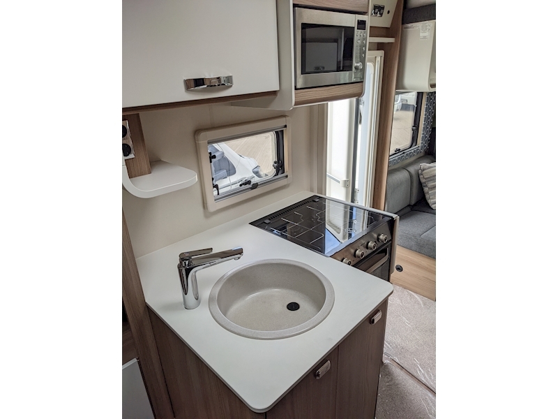 Swift Escape 2017 695 - Large 16