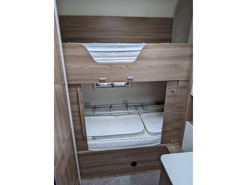 Swift Escape 2017 695 - Large 17