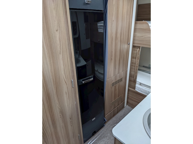 Swift Escape 2017 695 - Large 19