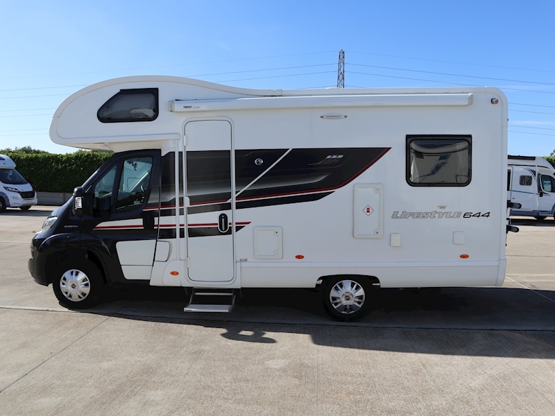 Swift Escape 2016 644 - Large 5