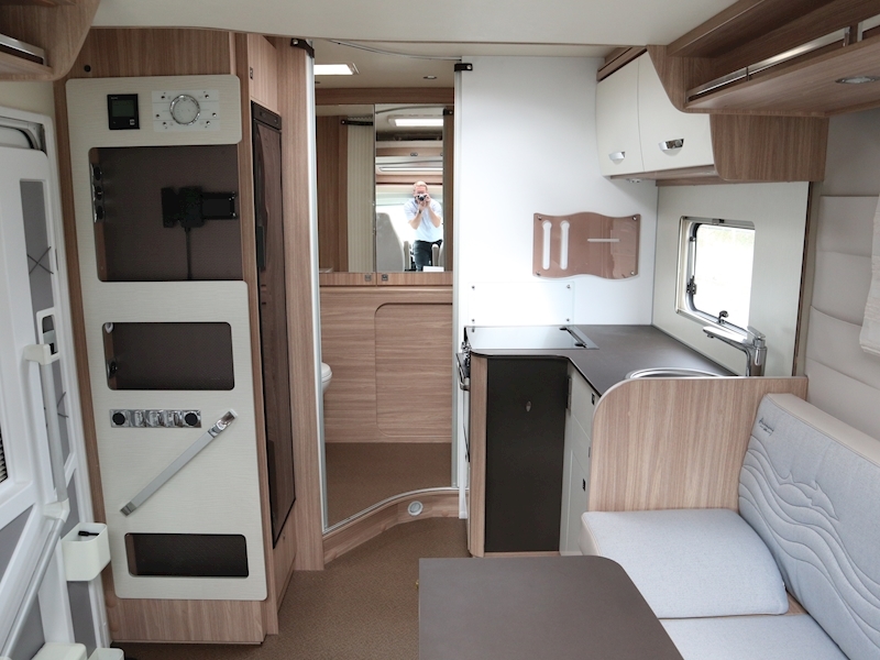 Burstner Delfin 2021 T680 G - Large 12