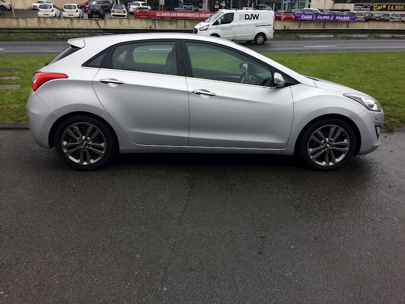 Hyundai 1.6 CRDi Blue Drive Premium Hatchback 5dr Diesel Manual (102 g/km, 134 bhp)