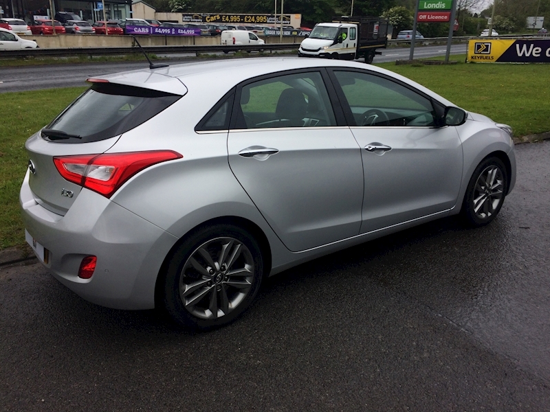 Hyundai 1.6 CRDi Blue Drive Premium Hatchback 5dr Diesel Manual (102 g/km, 134 bhp)